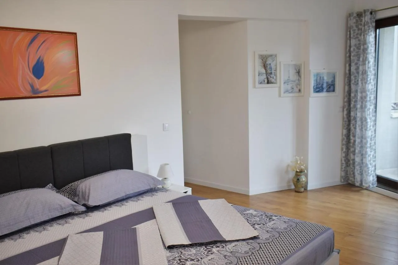 Top Center Apartment Gramophone With Private Parking Burgas